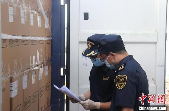 图为贵阳海关监管中欧班列货物。贵阳海关供图
