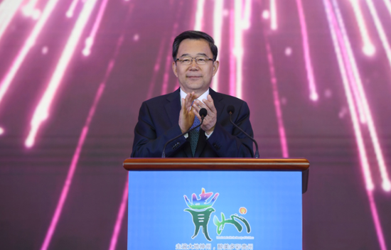 贵州省委书记、省人大常委会主任孙志刚宣布第八届酒博会暨2018贵洽会开幕。(贵州日报记者 邓刚摄)