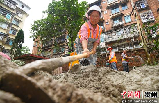 图为7月6日,在贵阳市南明区西湖路街道“三感社区”试点项目建设现场,施工工人正在进行绿化带提升作业。