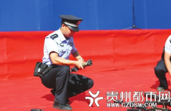 民警在查验枪支。