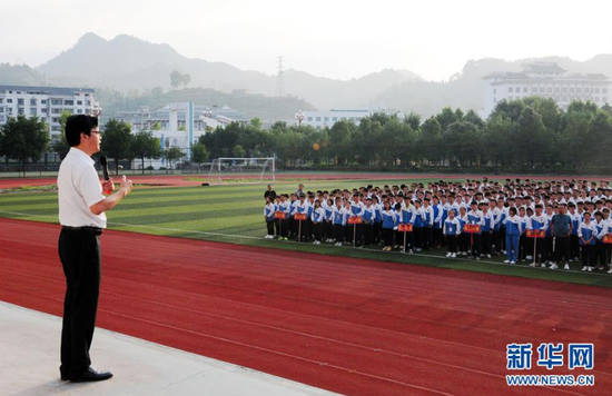 陈立群为台江县民族中学高三新生作动员讲话(9月3日摄)。 新华社记者 胡星 摄