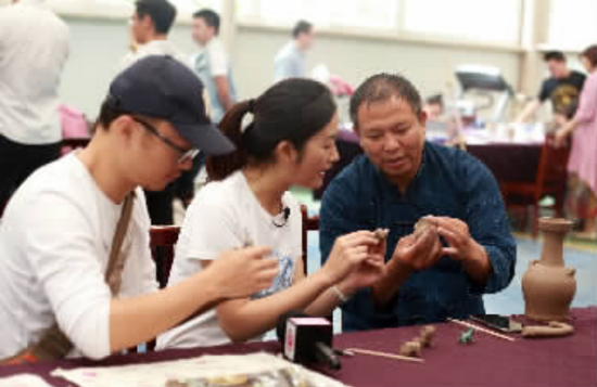 市民跟着大师学泥陶