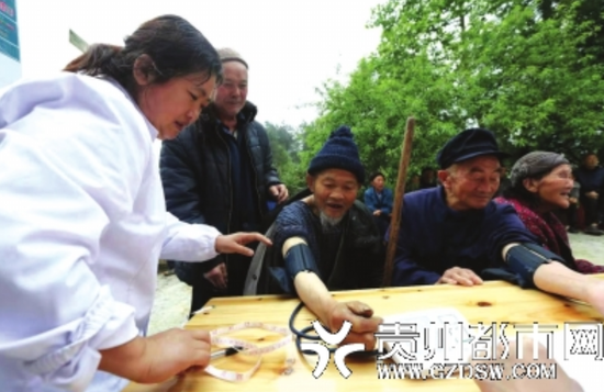 福泉市陆坪镇香坪村,卫生院工作人员为村民测量血压。 肖伟 摄