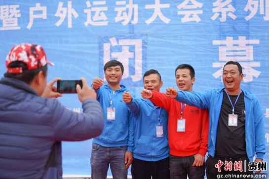 图为本届冠军广西宣武神奇二队队员手持金鱼钩拍照留念。贺俊怡 摄