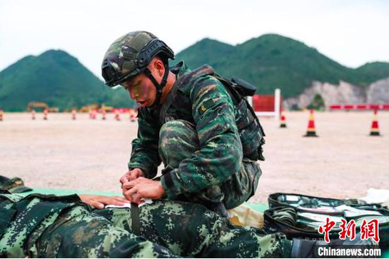图为植飞在进行比武。 侯鲁晋 摄