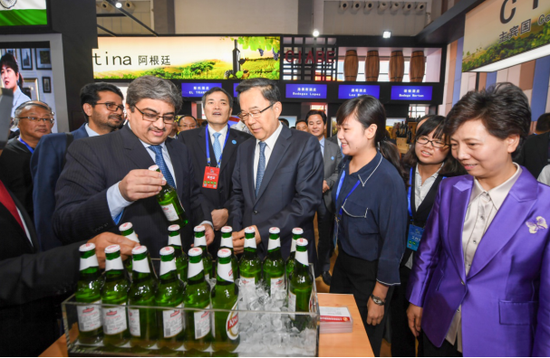 贵州省委书记、省人大常委会主任孙志刚,贵州省委副书记、省长谌贻琴,商务部副部长钱克明,主宾国代表印度驻华大使班浩然等领导?#22270;?#23486;在参展商展台驻足。(贵州日报记者 邓刚摄)