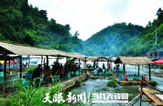 情人谷景区河畔烧烤摊。