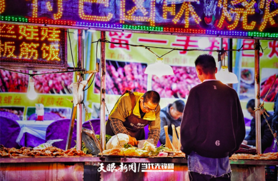 晚上的贵阳市陕西路小吃街灯光艳丽,各种小吃琳琅满目,香味扑鼻。