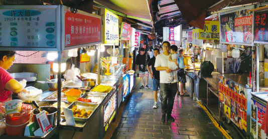 遵义老城步行街捞沙巷夜晚游客众多。