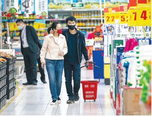 市民在武汉汉口一家家乐福超市内选购商品( 新华社发)