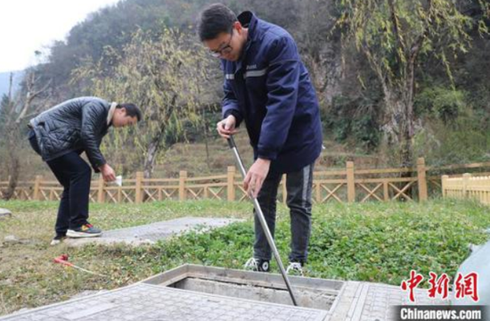 六盘水钟山区月照街道污水处理站工作人员在提取污水样品。 瞿宏伦 摄