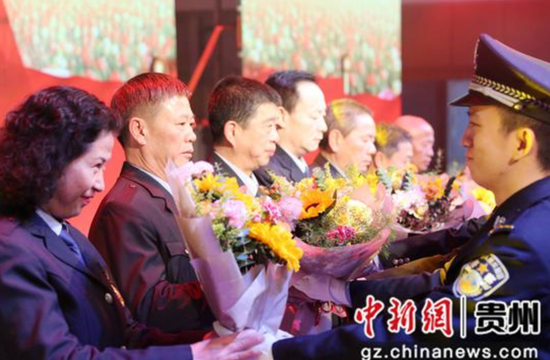 2019年度新警为退休民警代表献上鲜花和致敬