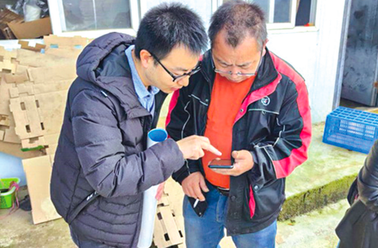 省气象局工作人员向农户推广“水果气象吧”。