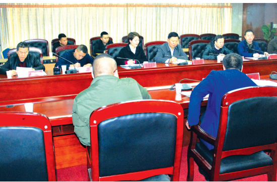 约谈会上,背对镜头者为接受约谈单位人员。