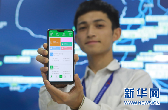 工作人员在展示学生营养餐智慧云系统。新华社记者欧东衢摄