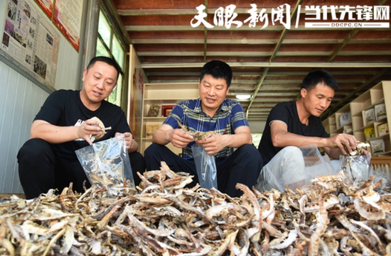 加宜村驻村干部和村民一起帮助干笋