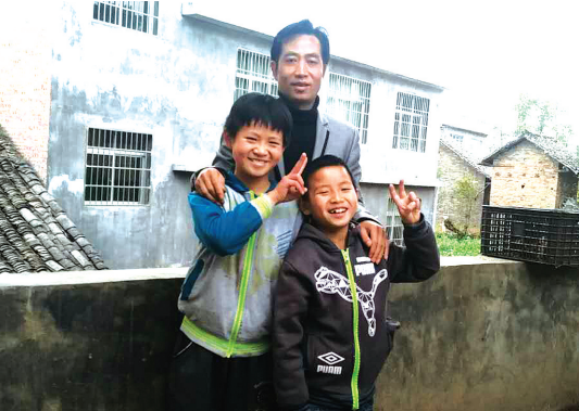 两名小男孩与父亲回到家。