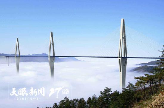 分享到      全长2135米的平塘特大桥,主塔最高为332米,桥身穿塔而过