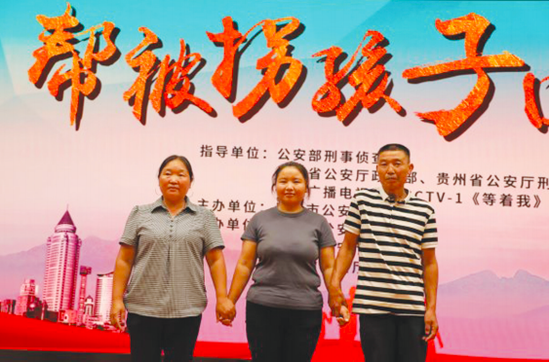 冯某梅(中)与姑姑、父亲冯某森(右一)合影。