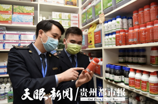 执法人员开展防疫产品检查。