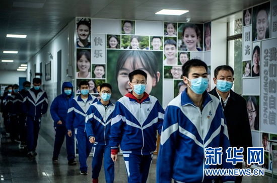3月16日,贵阳市第六中学高三学生排队前往就餐教室。新华社记者 陶亮 摄