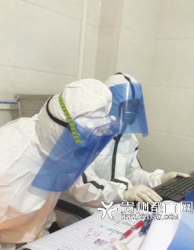赫章县人民医院发热门诊医生戴上自制面罩。