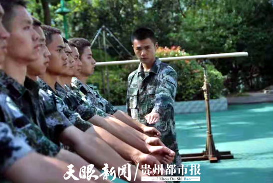 谭虎在对役前训练的新战友进行指导和思想开导
