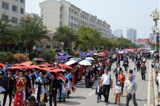 苗族儿女聚贞丰 欢庆“二月二”走亲节 苗族儿女聚贞丰 欢庆“二月二”走亲节