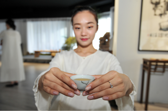 “缘聚南明大美茶席秀”活动现场,茶艺师展示茶艺。(赵松 摄)