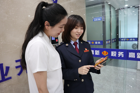 贵阳高新区税务工作人员在给纳税人做纳税辅导