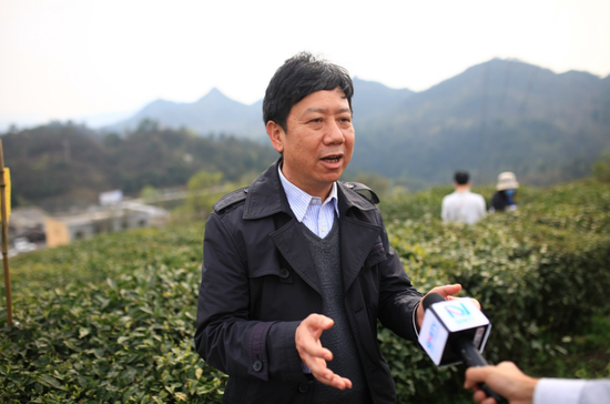 葛明义副局长接受媒体采访