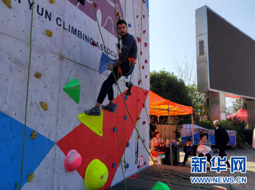 图为外国攀岩者在紫云参加攀岩活动。