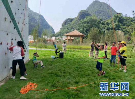 图为攀岩爱好者在攀岩小镇体验攀岩。