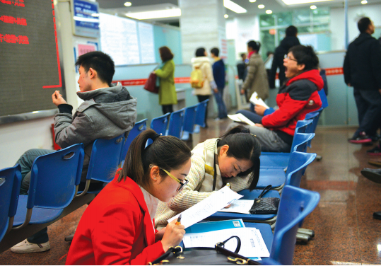 在人才市场投放简历的大学生。