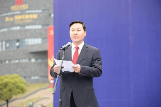 州委副书记、州人民政府常务副州长穆嵘坤作重要讲话