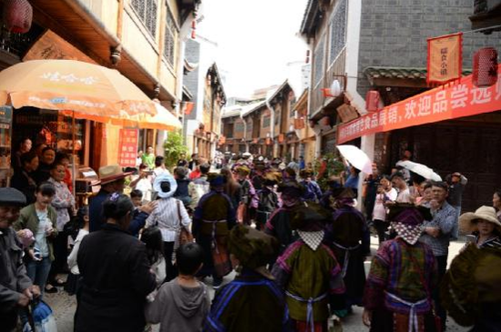 苗族儿女聚贞丰 欢庆“二月二”走亲节 苗族儿女聚贞丰 欢庆“二月二”走亲节