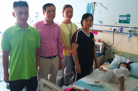 杨帆(左一)到医院看望孩子。(出租车公司供图)