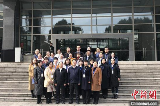图为公众代表在贵州省政府楼前合影。 杨茜 摄