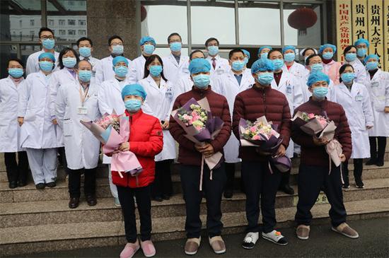 4名患者与医护人员合影。新华网 卢志佳 摄