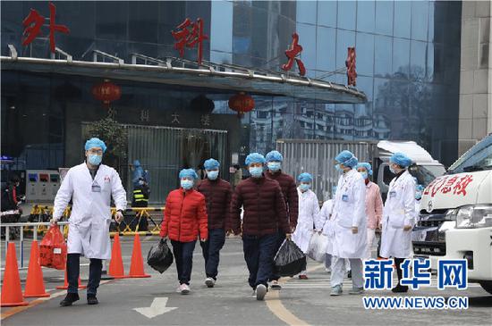 医护人员送4名患者出院。新华网 卢志佳 摄