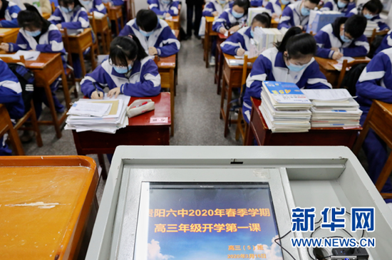 3月16日,贵阳市第六中学高三学生在开学第一堂课开始前自习。新华社记者 欧东衢 摄