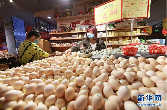 3月25日,市民在贵州省铜仁市玉屏侗族自治县一家超市内选购鸡蛋。