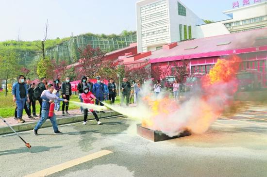 图为4月19日,贵安新区消防救援支队组织经营户开展灭火演练。