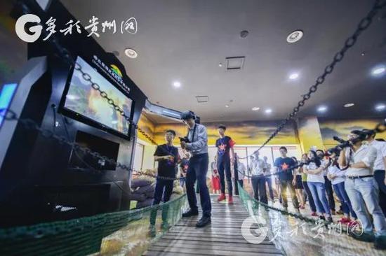 游客在体验《四渡赤水》数字旅游项目