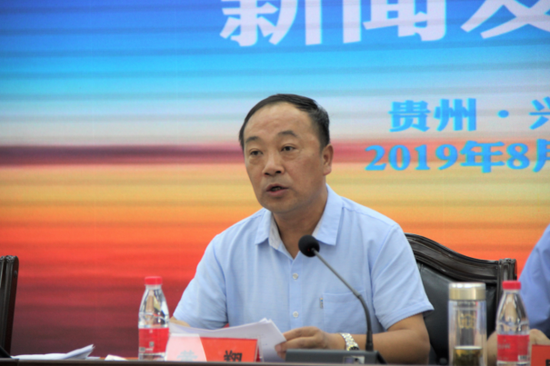 黔西南州教育局副调研员黄翔宣读宣讲活动方案