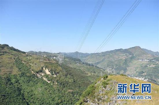 昆柳龙直流线路工程架设在崇山峻岭间(10月31日摄)。新华社记者 施钱贵 摄