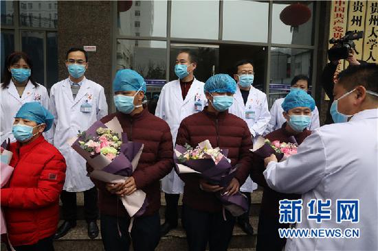 4名患者与医护人员合影。新华网 卢志佳 摄