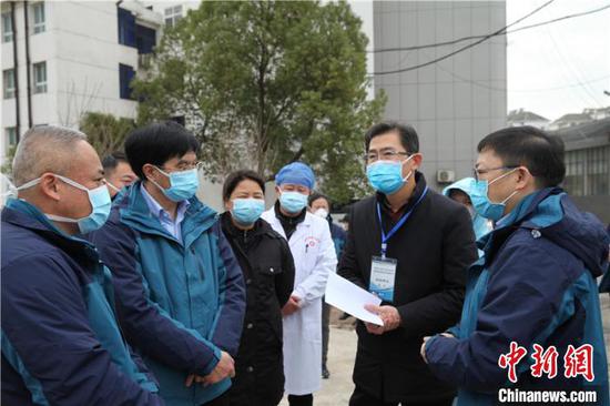 图为双方正在交接现场相关事宜。 石小杰 摄