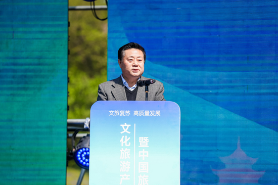 (国际山地旅游联盟执行秘书长、贵州旅游协会会长傅迎春在会上发言)