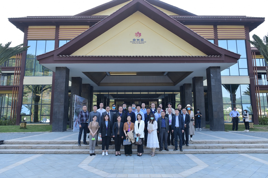 (各企业代表在修文县桃源河景区进行实地考察)